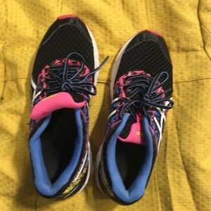 ASICS women’s size 8 tennis shoes i17‎